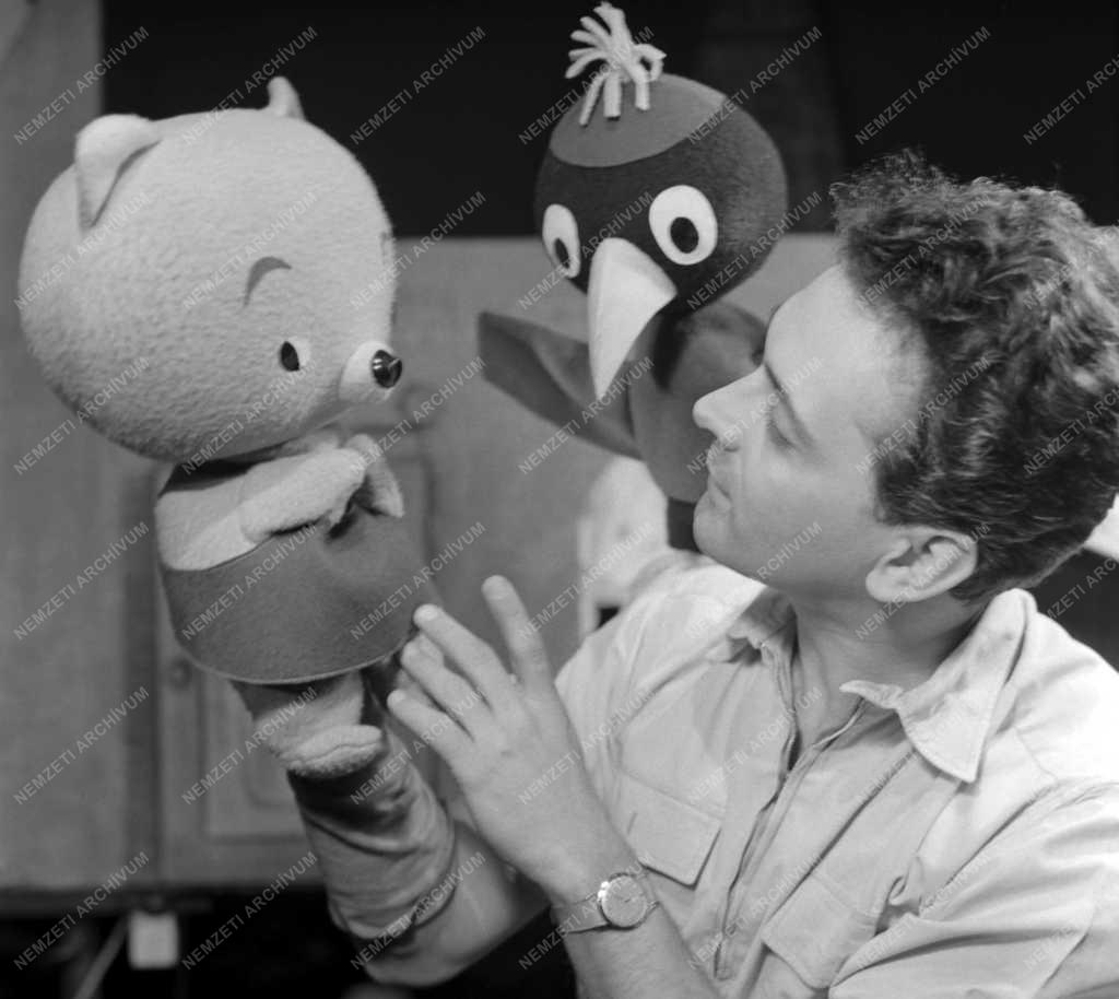 Az Állami Bábszínház január 16-án mutatja be Tóth Eszter: „Piroska és a három kismalac” c. bábjátékát