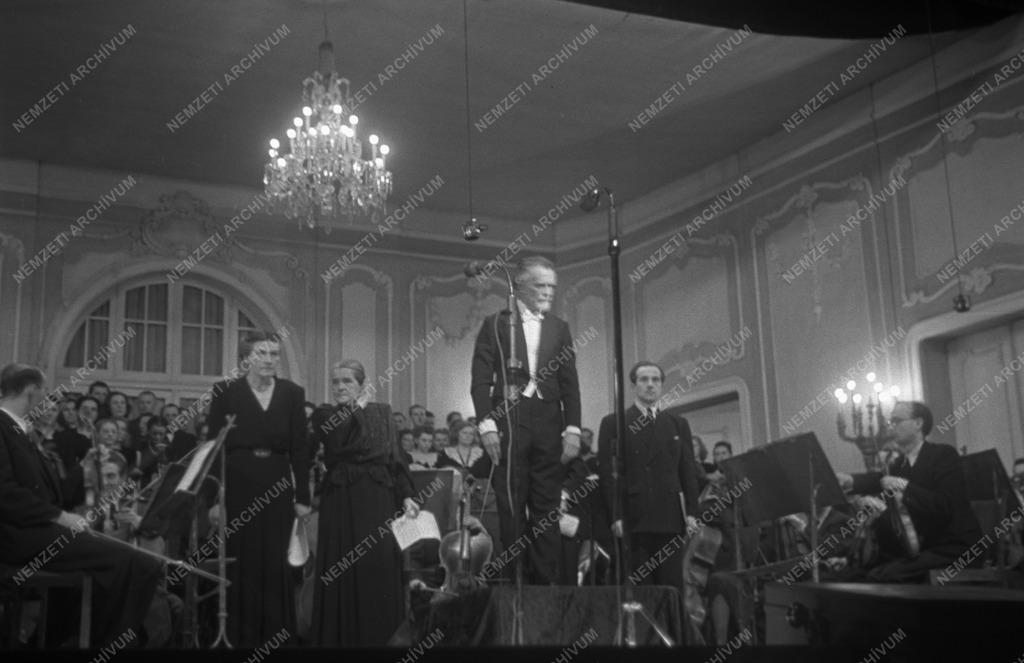 Márc. 15. II. Petőfi szobor és Nemzeti Színház