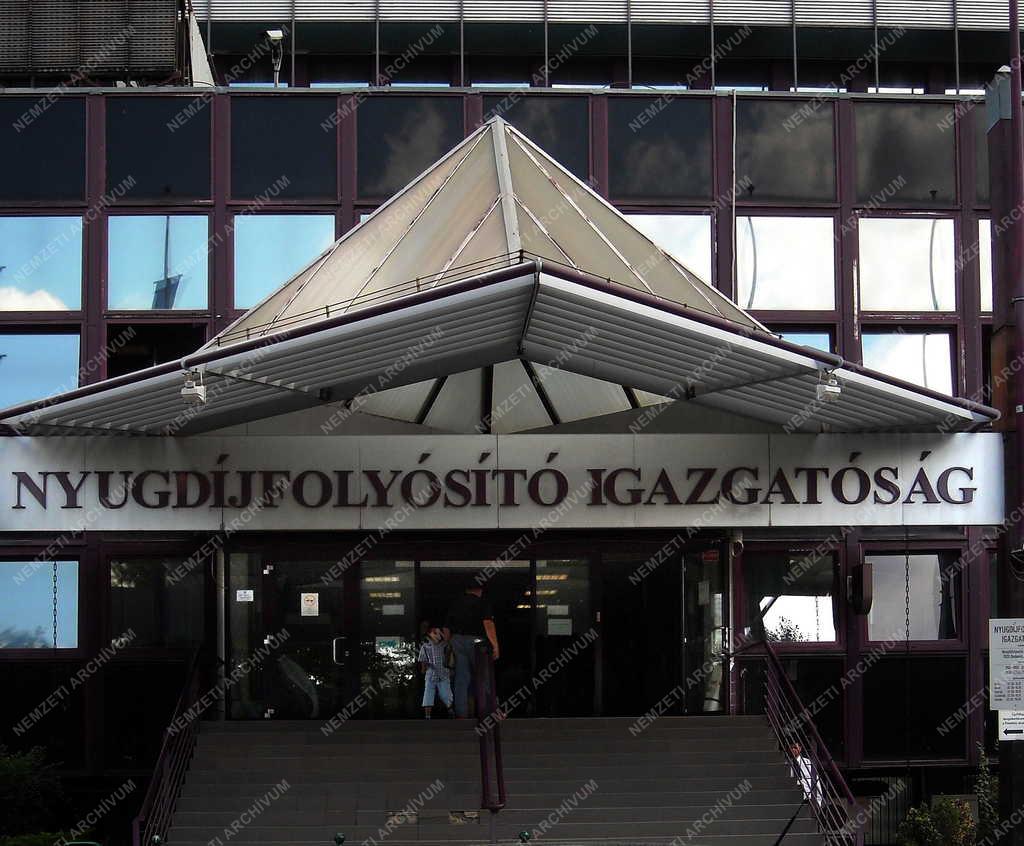 Épület - Budapest - A Nyugdíjfolyósító Igazgatóság bejárata