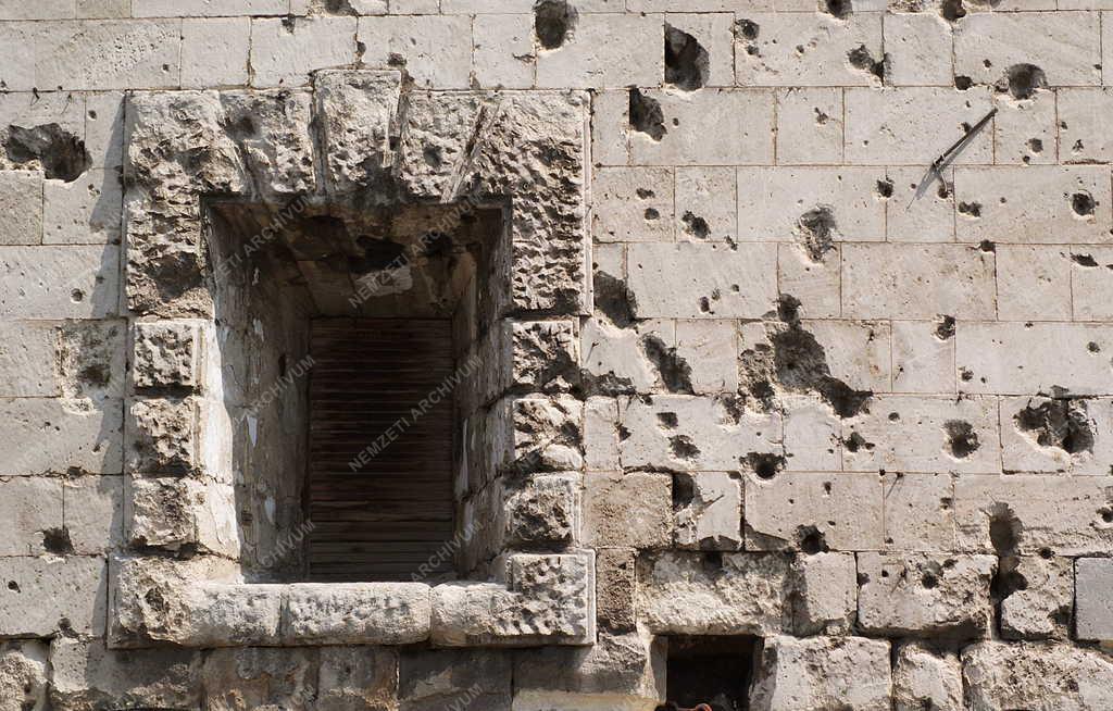 Városkép - Műemlék - Háborús golyónyomok a Citadellán