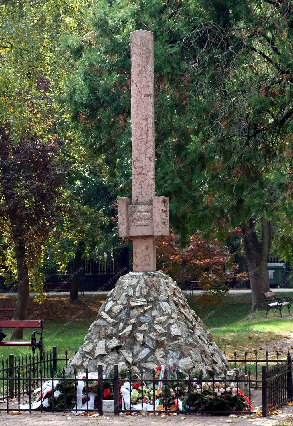Emlékhely - Révkomárom - Aradi vértanúk emlékműve az Anglia-parkban