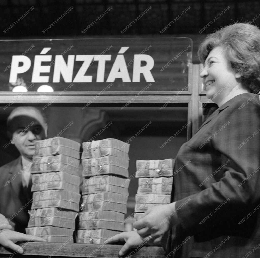 Szerencsejáték - Ötöslottó 39. játékheti főnyereményének átvétele