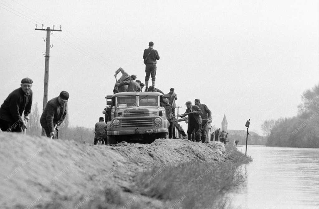 Katasztrófavédelem - Árvíz a Rába folyó mentén