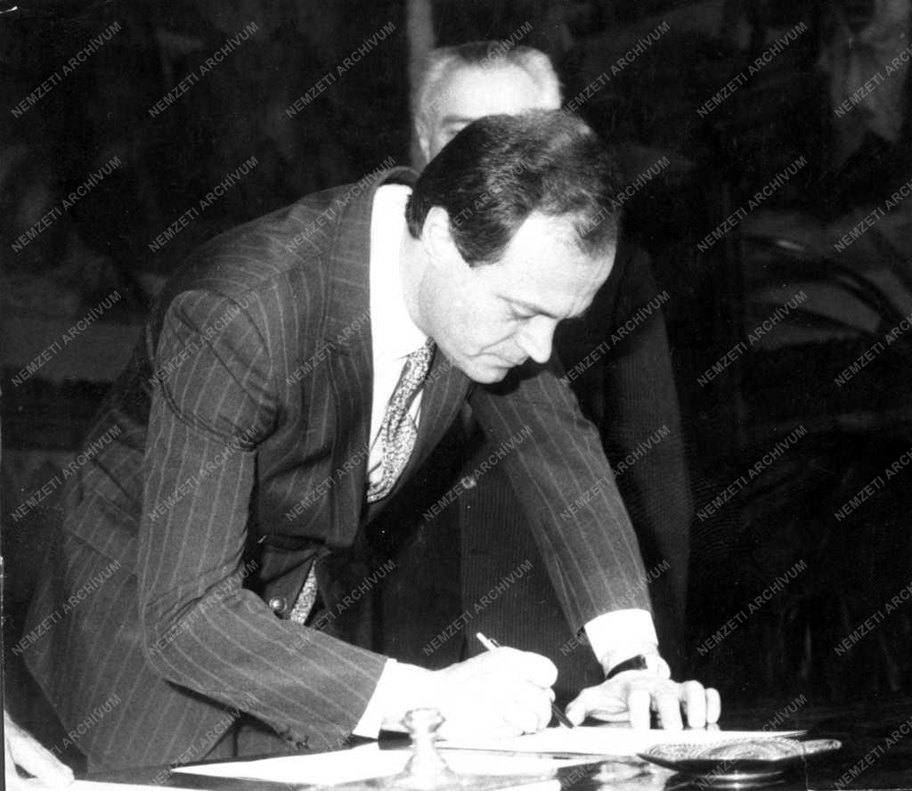 Eskütétel a Parlamentben