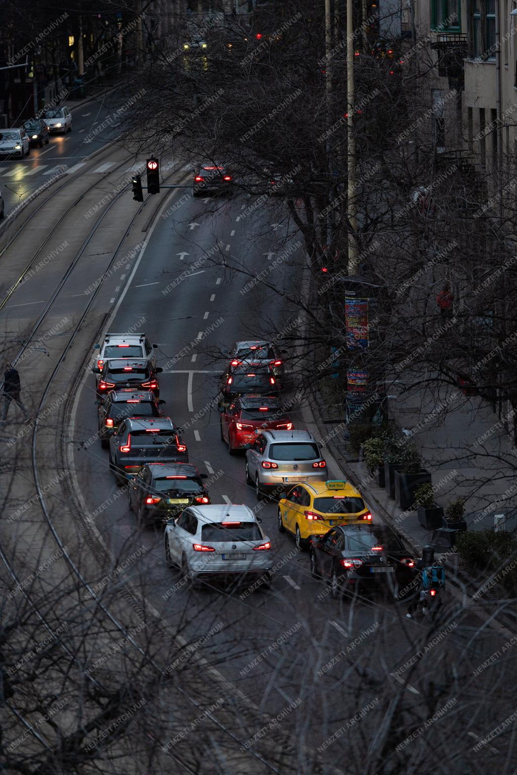 Közlekedés - Budapest - Kocsisor a Margit körúton