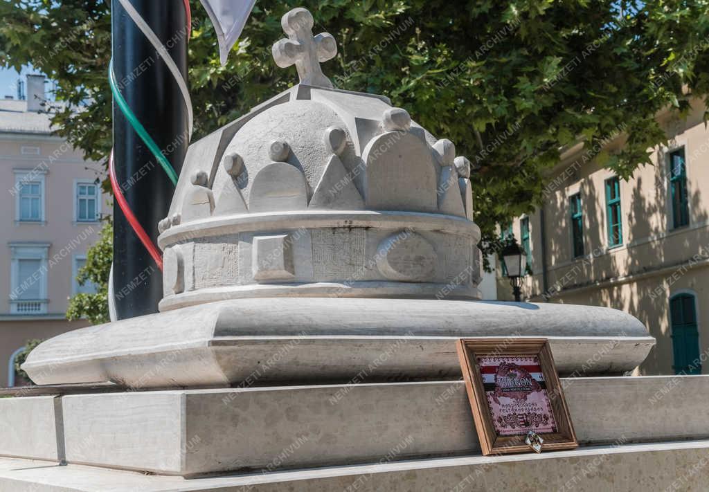 Emlékmű - Székesfehérvár - Országzászló emlékmű