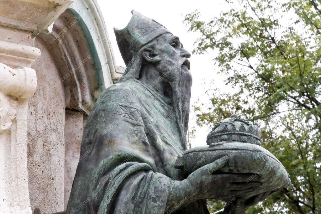 Műalkotás - Székesfehérvár - A Püspökkút részlete 