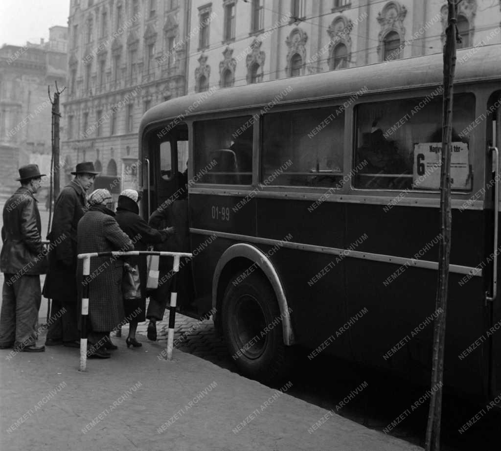 Közlekedés - Kísérleti terelőkorlát a buszmegállóban