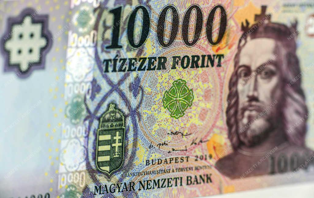 Pénzügy - Debrecen - Bankjegy korszerűsítés