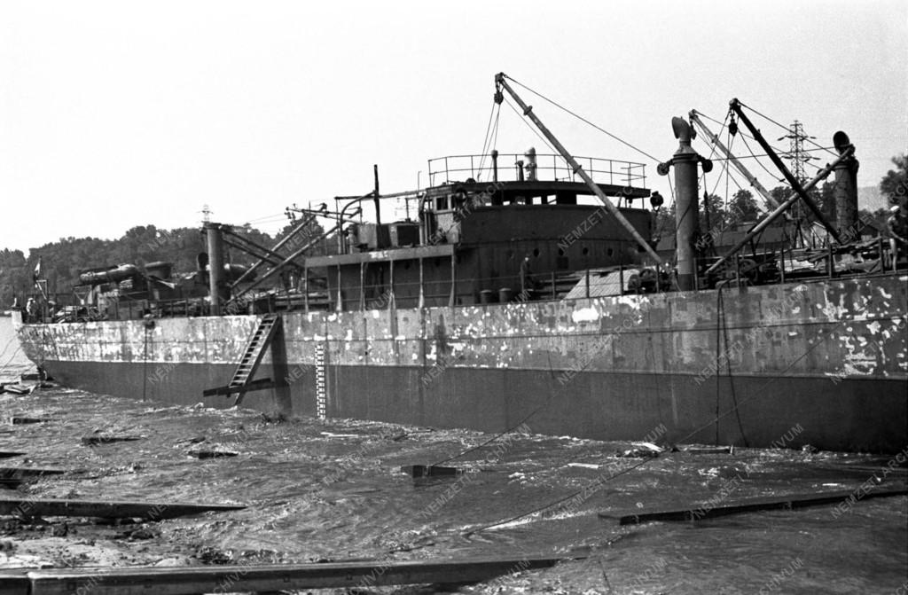 Ipar - Közlekedés - A Tisza tengerjáró hajó vízre bocsátása a Ganz Hajógyárban