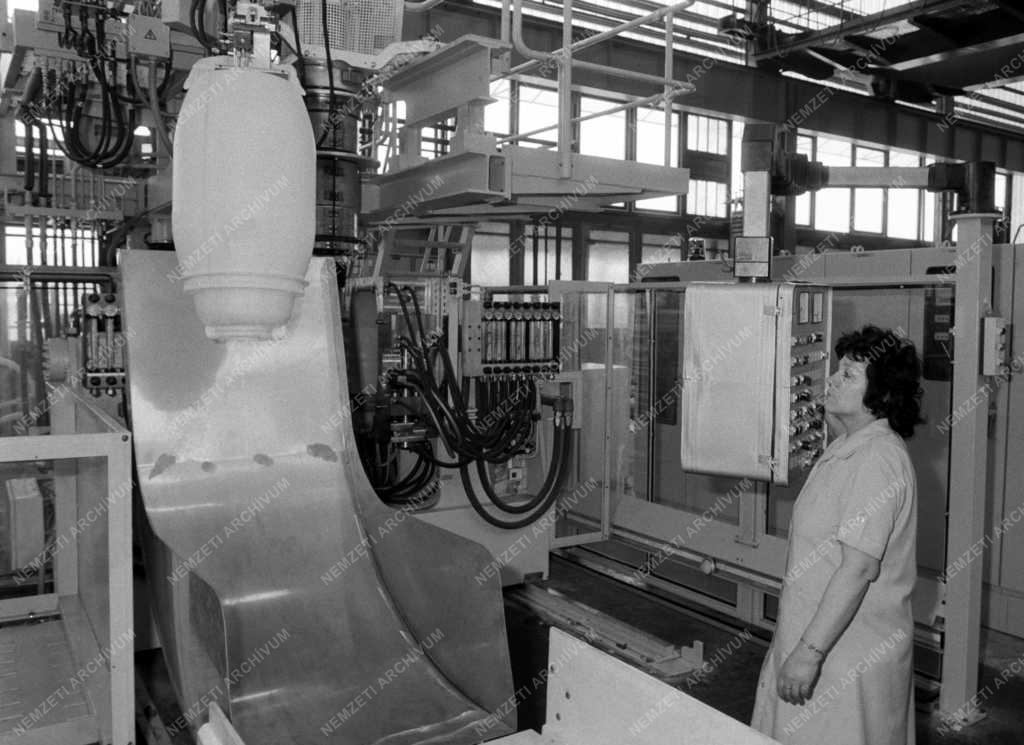 Műanyagipar - Fejlesztés - Új gépsor a Pannonplastnál