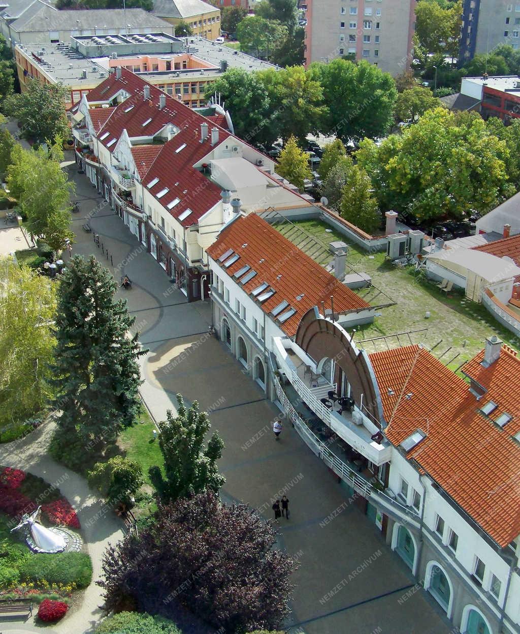 Városkép - Siófok - Modern üzlet- és lakóházsor a Fő téren