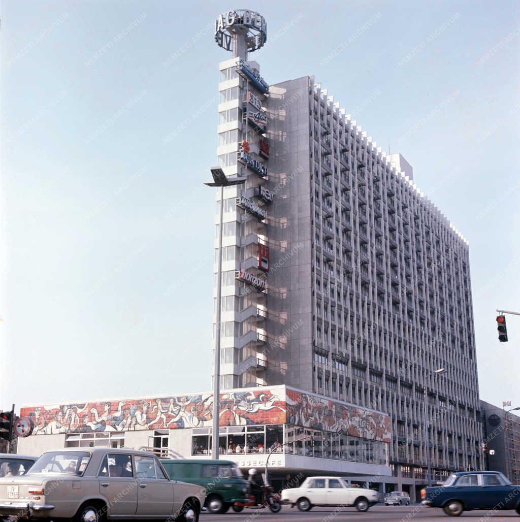 Városkép - Kelet-Berlin - Berliner Verlag-székház