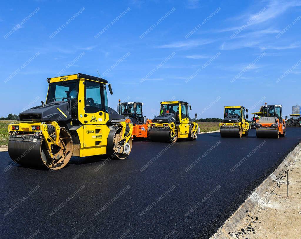 Útépítés - Berettyóújfalu - M4 autópálya építése a román határig