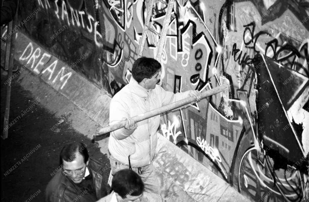 Külpolitika - A berlini fal lebontása