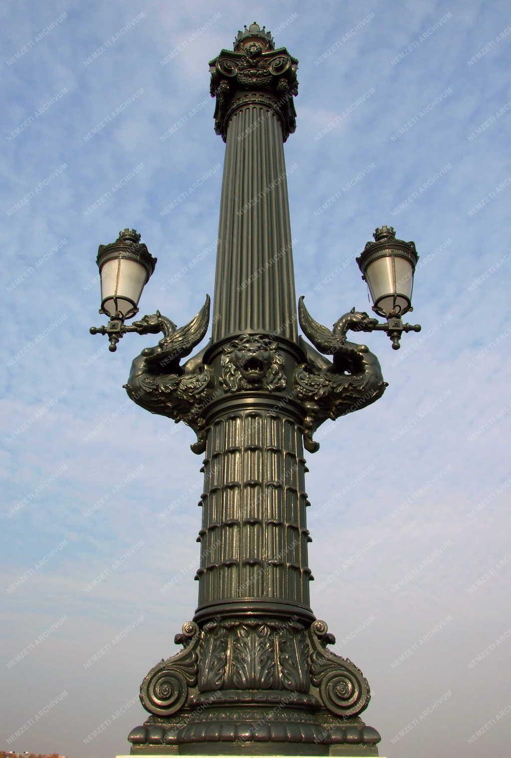 Műalkotás - A Margit híd díszes lámpaoszlopa