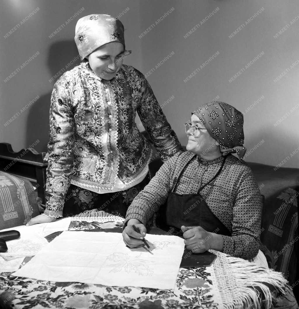 Folklór - Mancsi Kati néni népművész