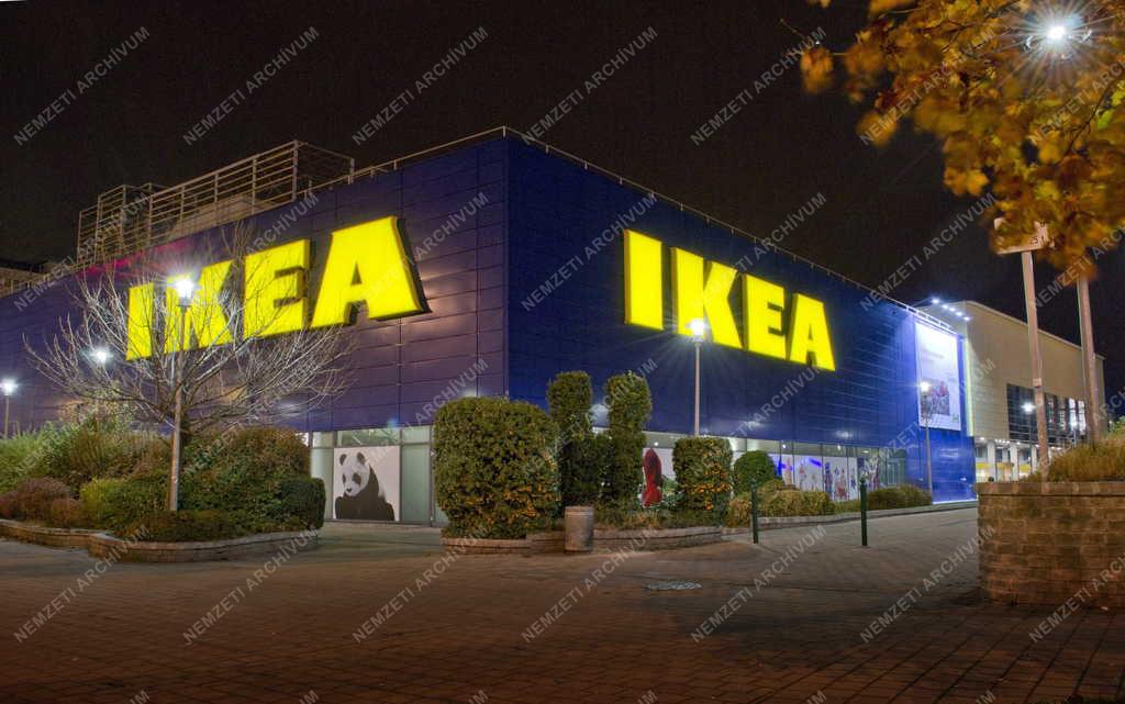 Kereskedelem - Budapest - Az IKEA áruház esti kivilágításban