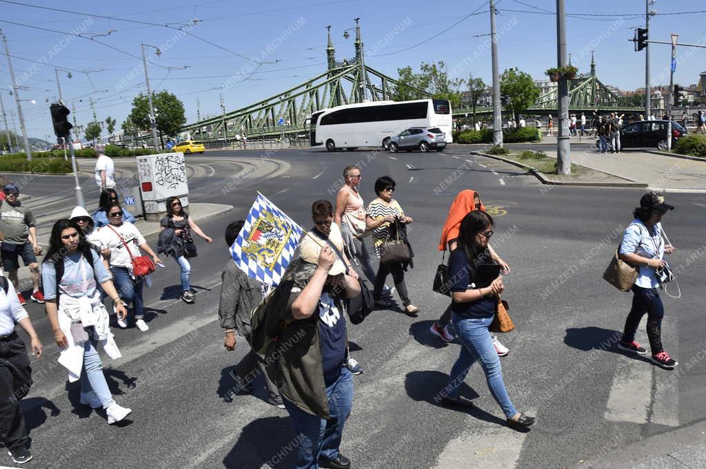 Idegenforgalom - Budapest - Turisták a Szent Gellért téren