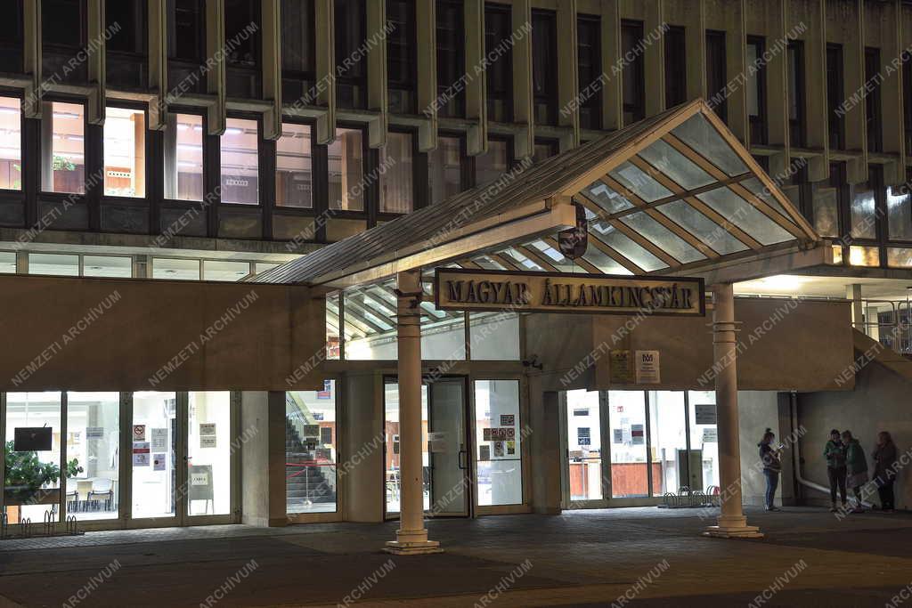 Városkép -  Magyar Államkincstár esti fényben