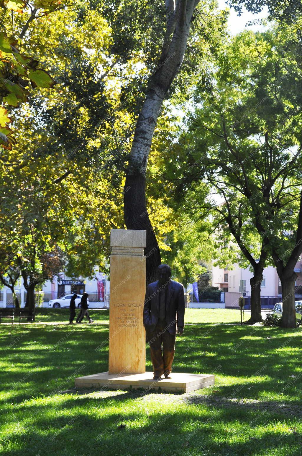 Emlékezés - Budapest - Horn Gyula szobra Angyalföldön