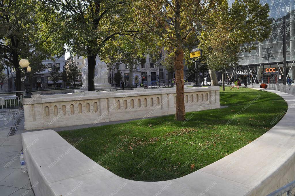 Városkép - Budapest - Megújult a Vörösmarty tér 