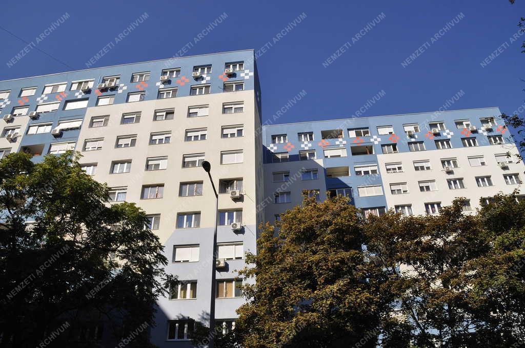 Városkép - Településfejlesztés - Felújított panelház Óbudán