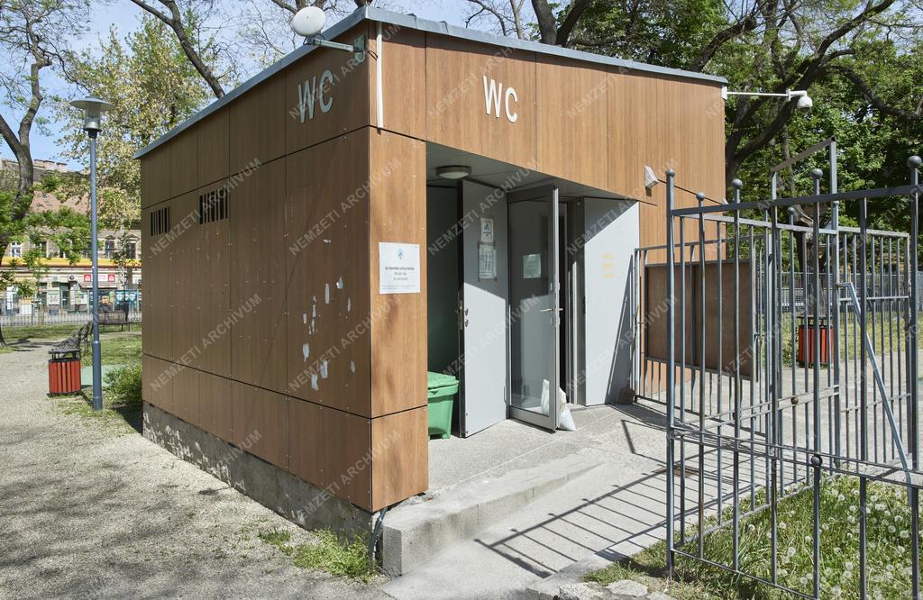 Nyilvános mosdó