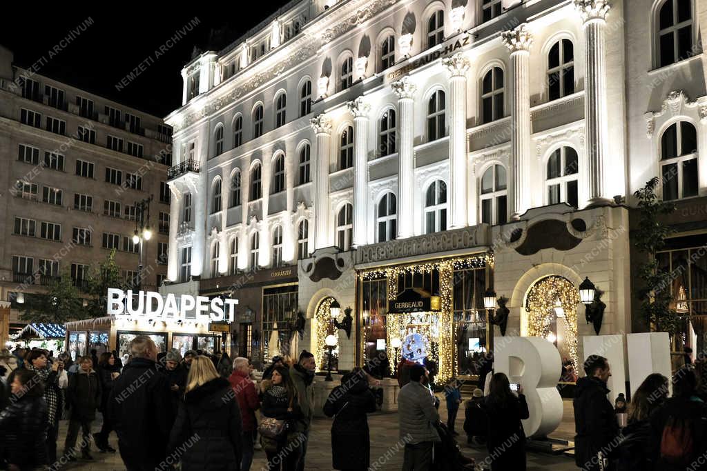 Ünnep - Budapest - Vörösmarty téri Adventi- és Karácsonyi Vásár