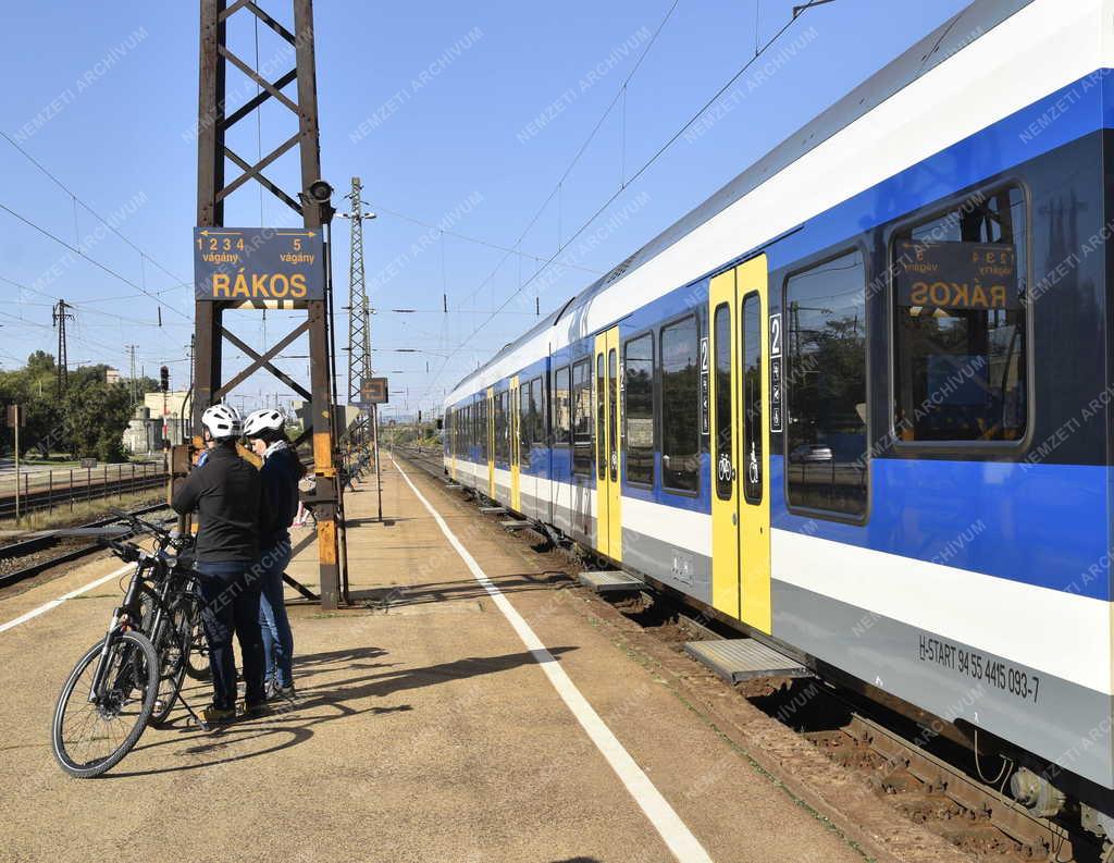 Közlekedés - Budapest - S76-os jelzésű személyvonat