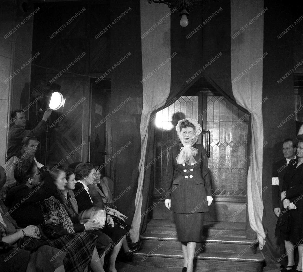 Kultúra - Divatbemutató a Divatcsarnokban  