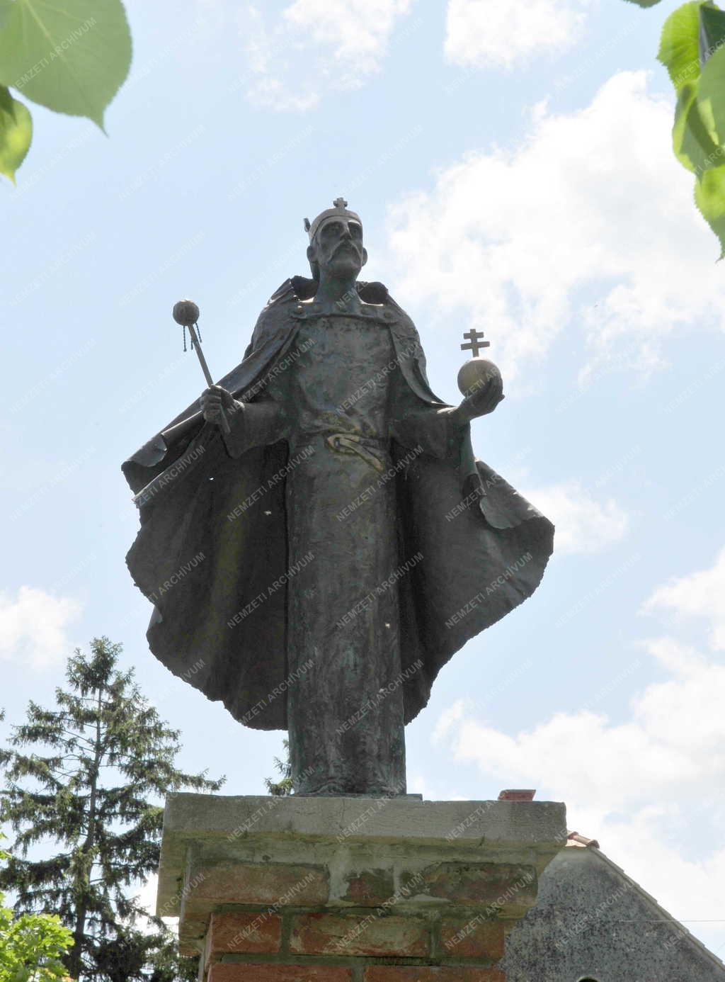 Keménfa - Köztéri szobor