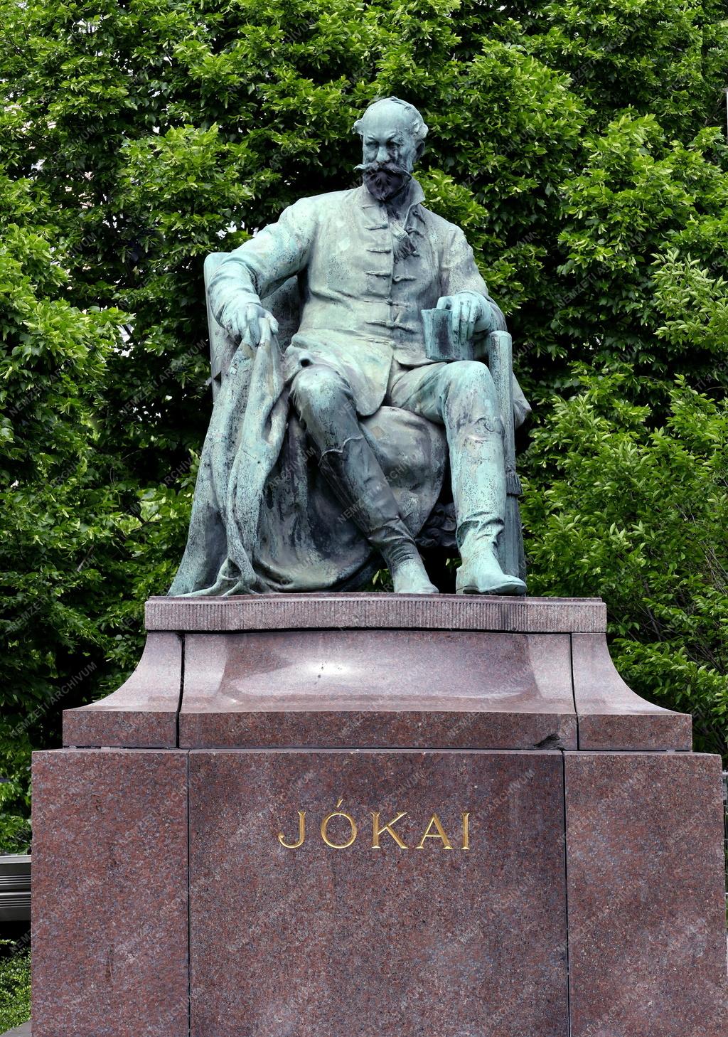 Kultúra - Budapest - Jókai Mór író szobra