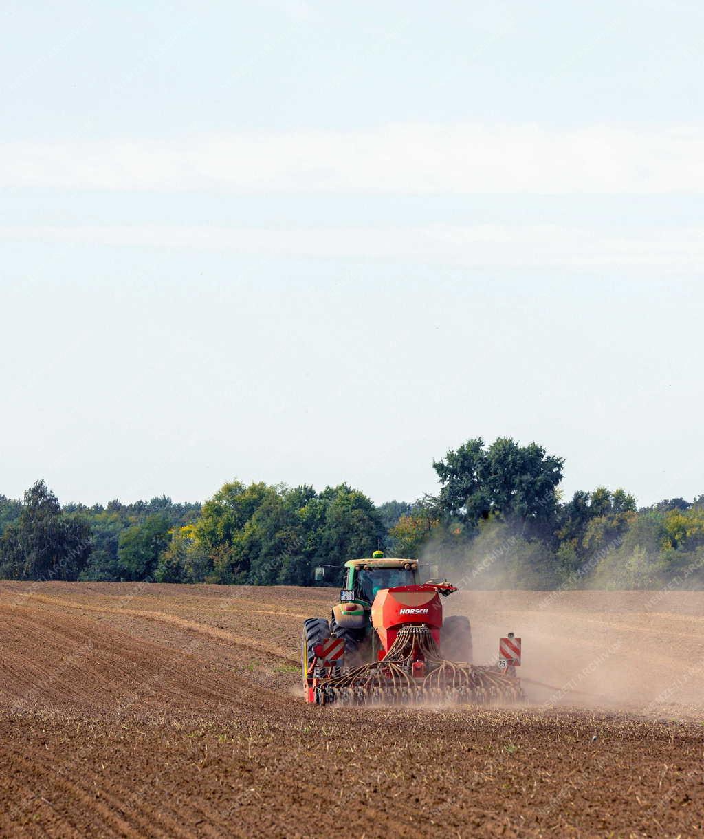 Mezőgazdaság - Vetik az őszi árpát Debrecennél