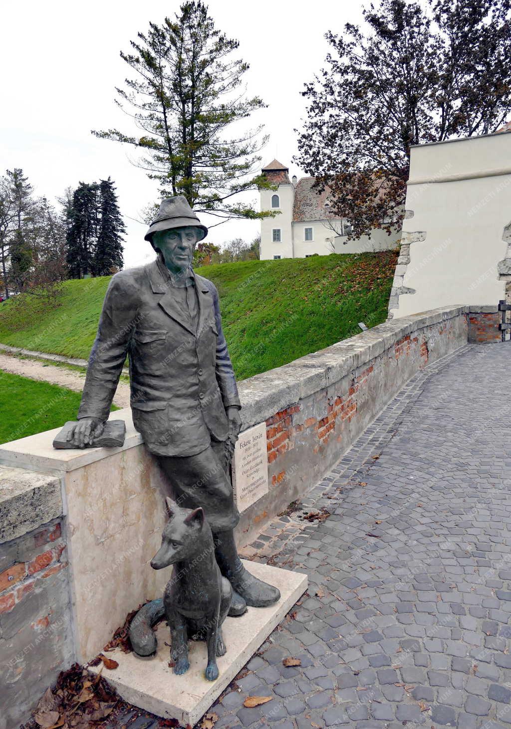 Kultúra - Mosonmagyaróvár - Fekete István író szobra