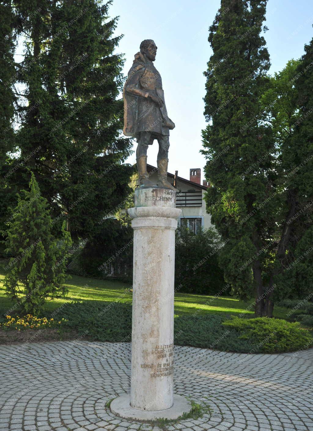 Bak - Köztéri szobor