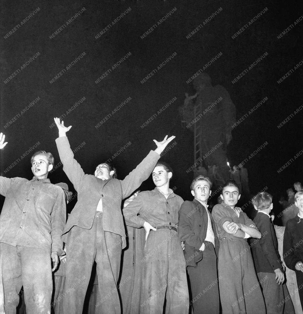 Belpolitika - '56-os forradalom - A Sztálin-szobor ledöntése