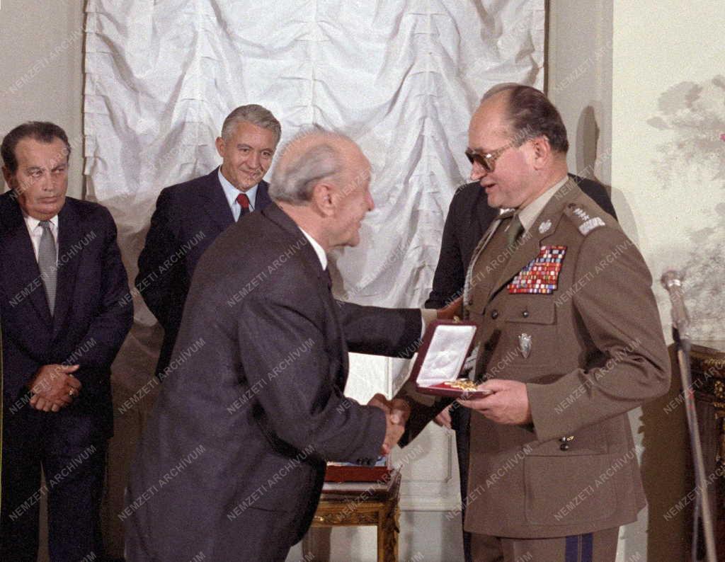 Külpolitika - Kitüntetés - Kádár János Varsóban