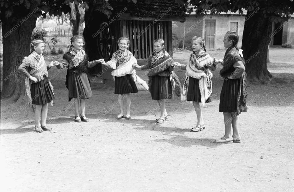 Művészet - A molnári iskola tánccsoportja
