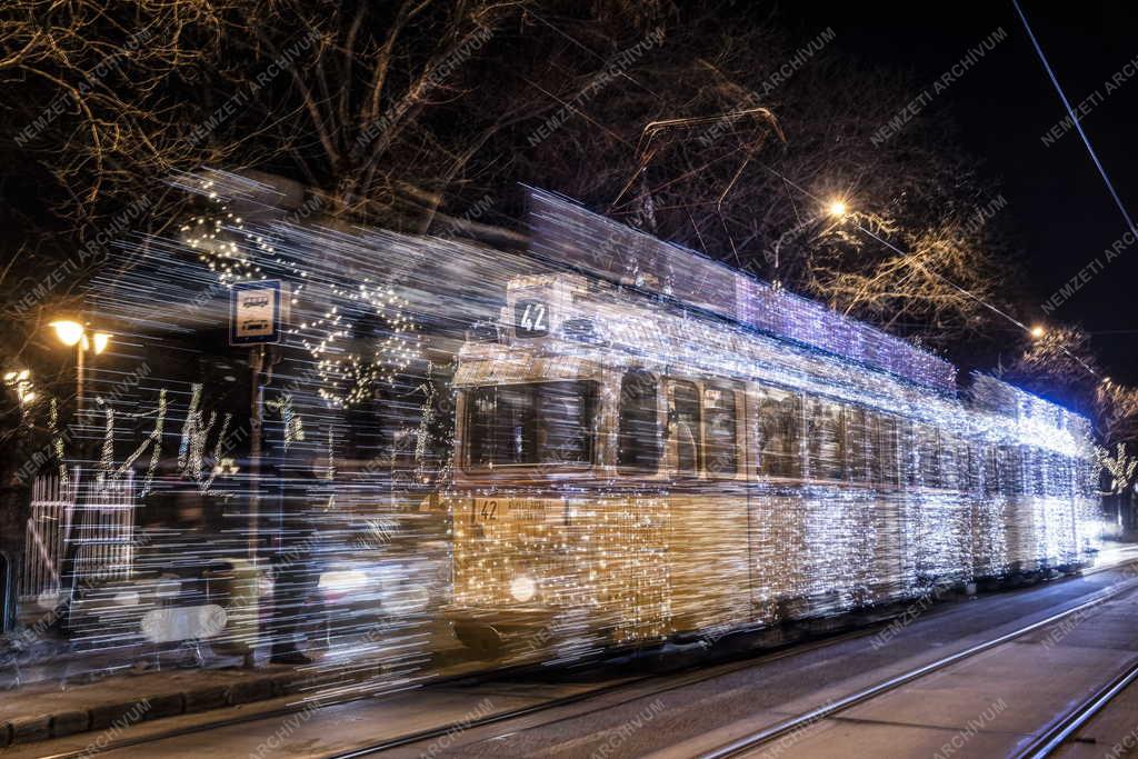 Közlekedés - Budapest - Karácsonyi fényfüzérrel feldíszített villamos
