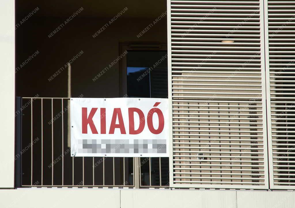 Ingatlan - Budapest - Kiadó tábla egy épületen