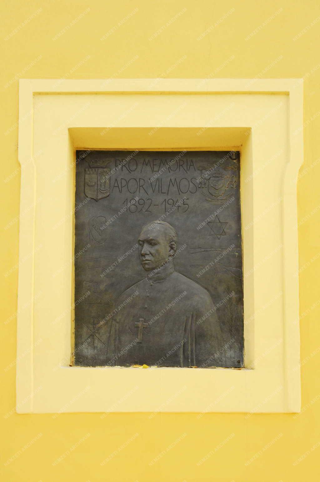 Gyula - Apor Vilmos emléktábla