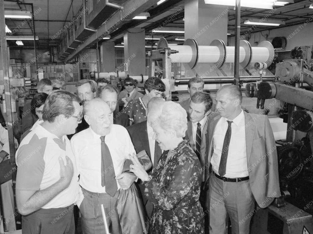 Ipar - Kádár János a Habselyem Kötöttárugyárban