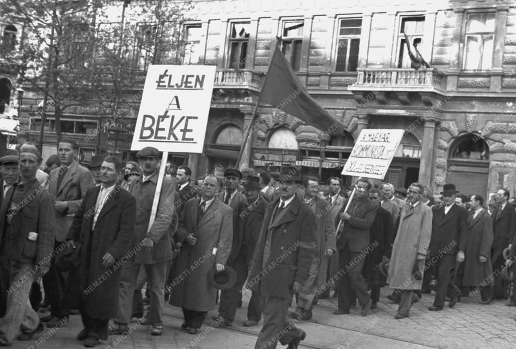 Történelem - Véget ért a háború - Tömegtüntetés