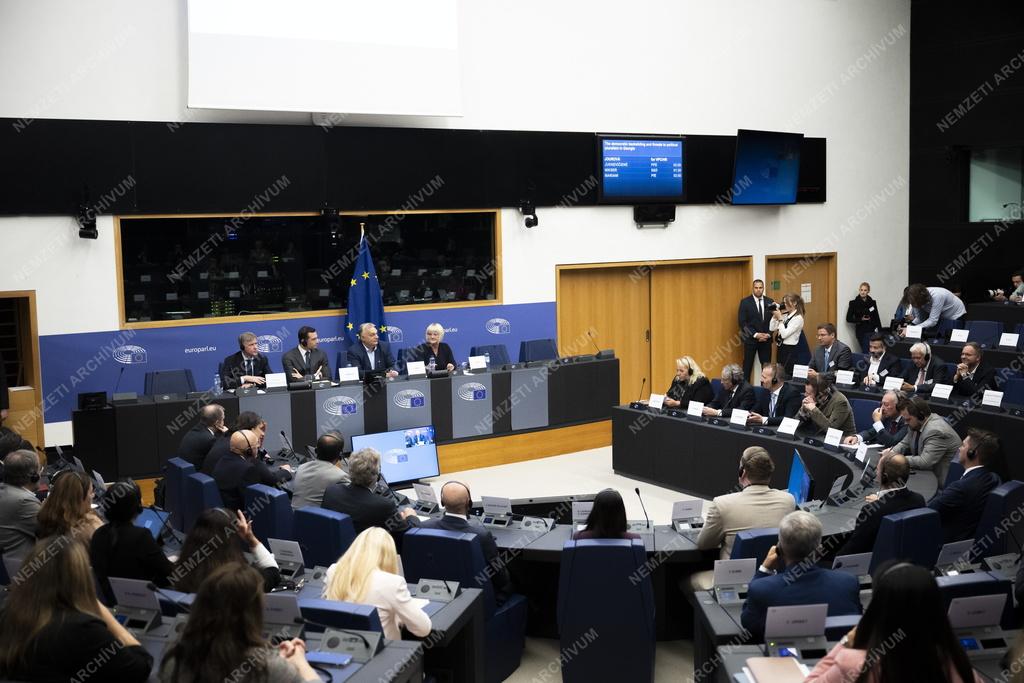 EU-elnökség - Orbán Viktor a Patrióták frakcióülésén Strasbourgban