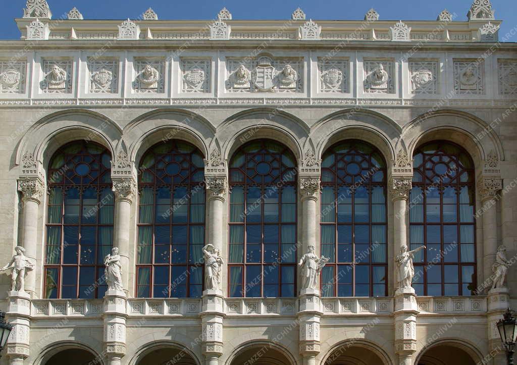 Épület - Budapest - A felújított Pesti Vigadó