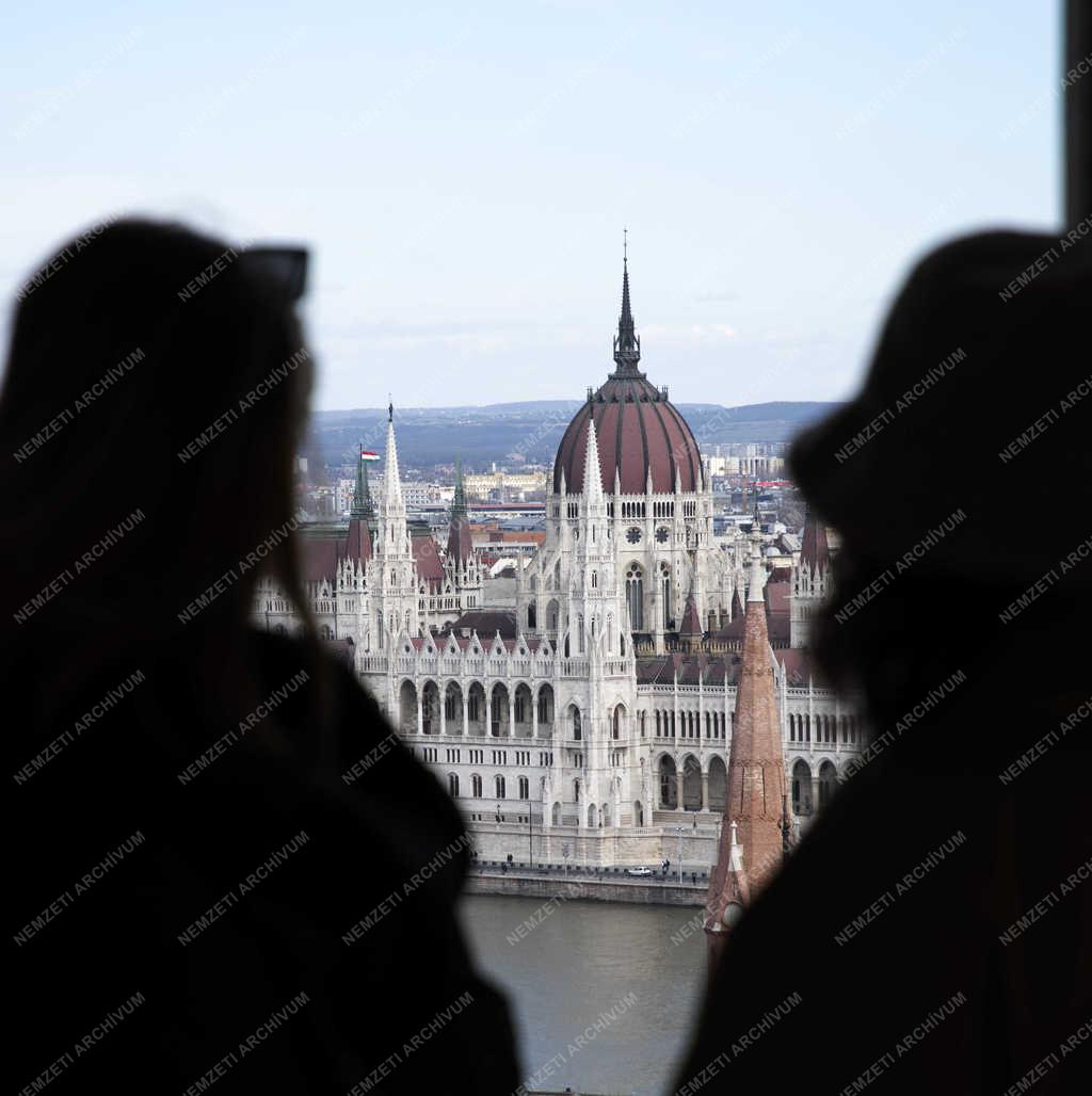 Idegenforgalom - Budapest - Turisták a Budai Várban