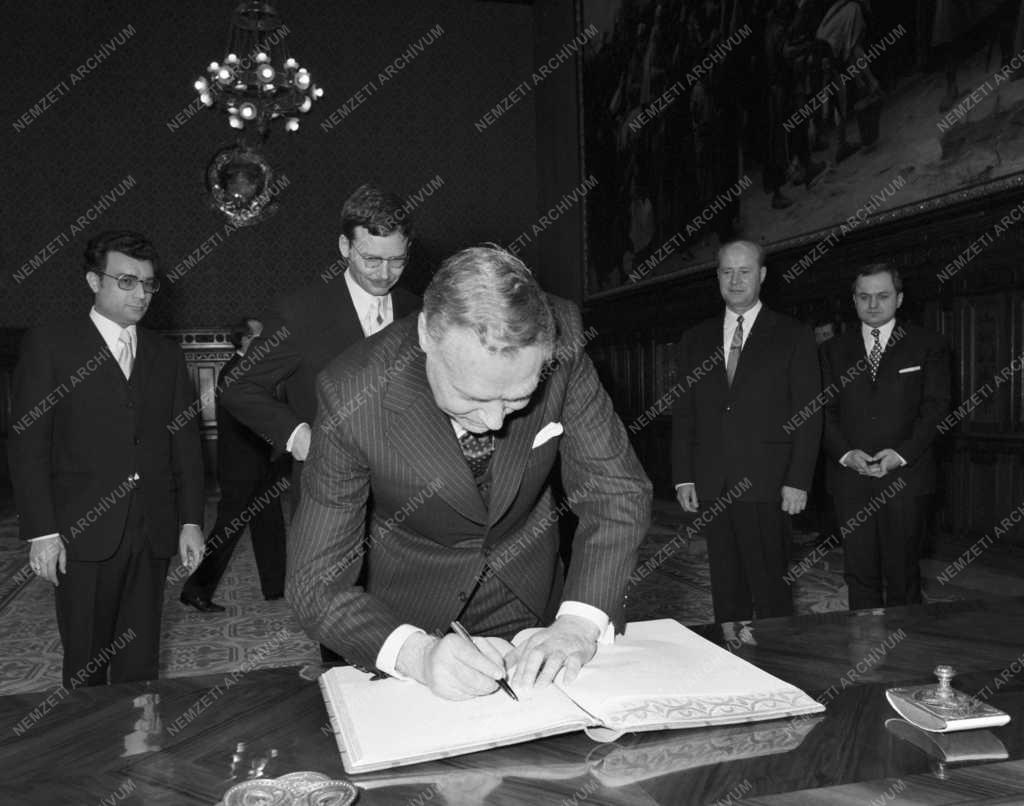 Diplomácia - Az NSZK első nagykövete átadta megbízólevelét