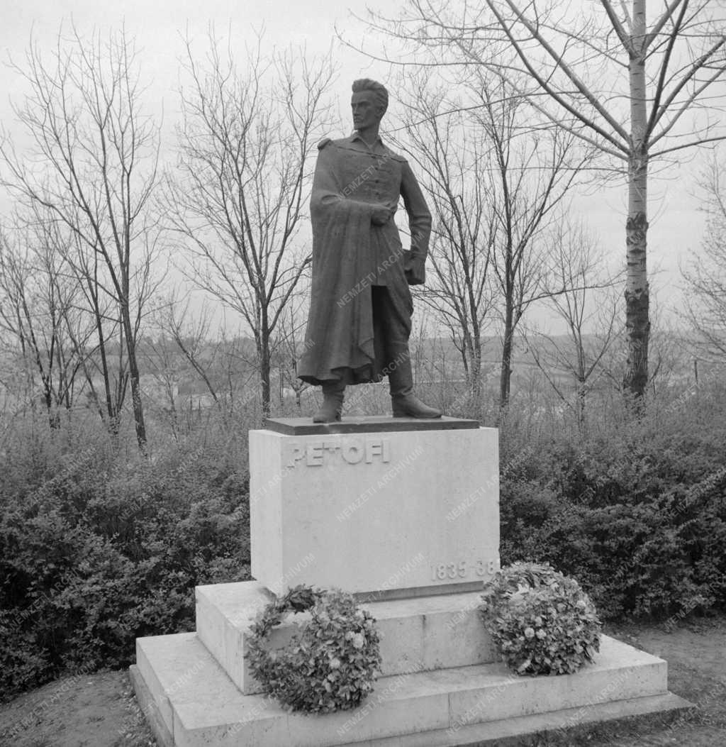 Városkép - Aszód - Petőfi-szobor