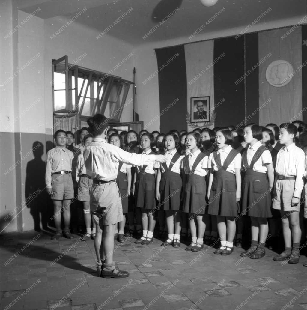 Külkapcsolat - BVT küldöttek a Kim-Ir-Szen iskolában 